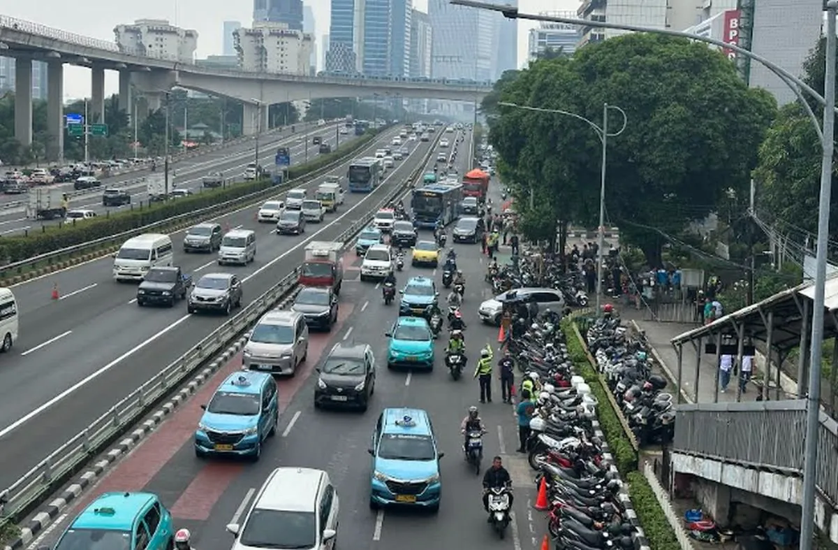 Demo Buruh di Kemnaker Hari Ini: Jalan Gatot Subroto Jakarta Macet Parah