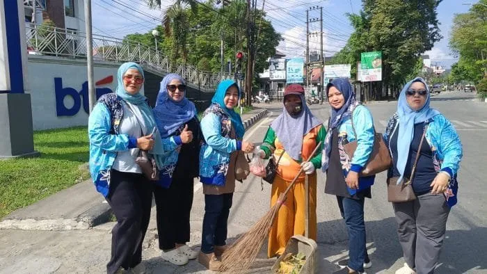 Matahari Pagi Indonesia Kaltim Bagi Daging Kurban ke Penyapu Jalan