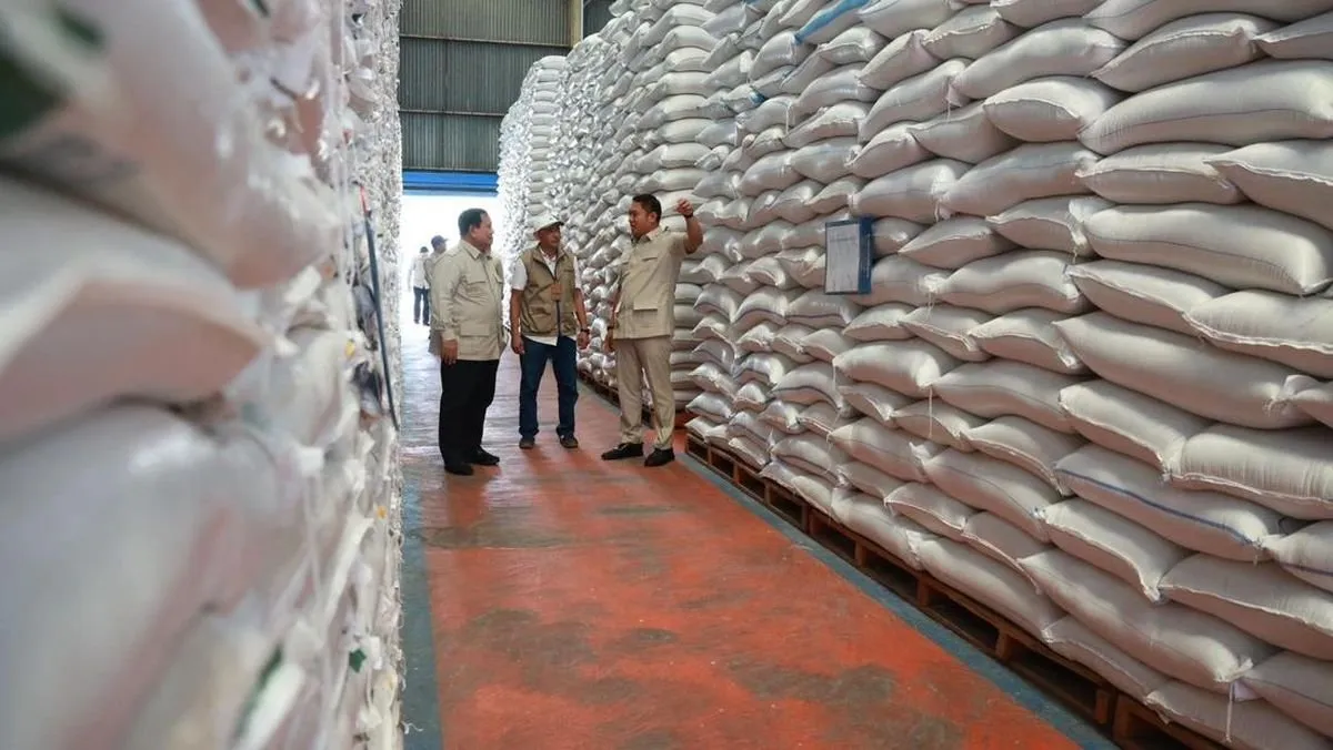 Prabowo Tinjau Gudang BULOG Magelang: Stok Melimpah, Distribusi Masih Jadi Sorotan