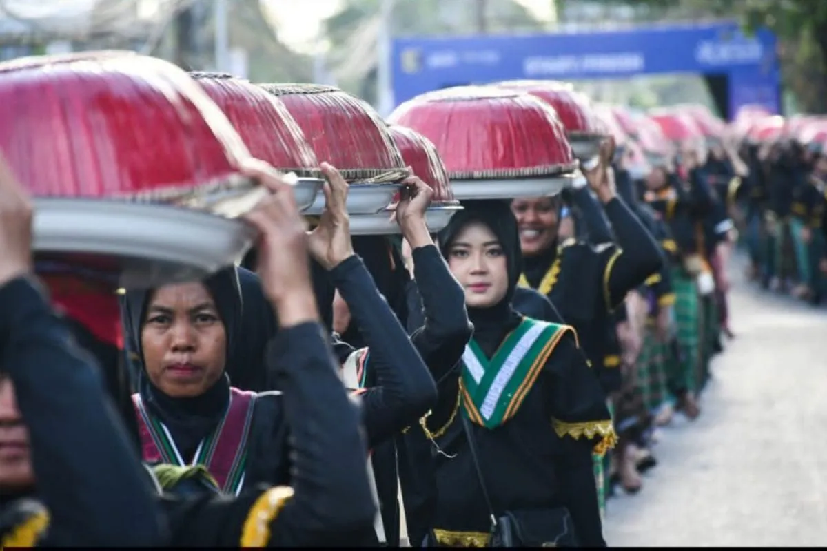 Parade Seribu Dulang Lombok Timur: Antara Tradisi dan Seremonial