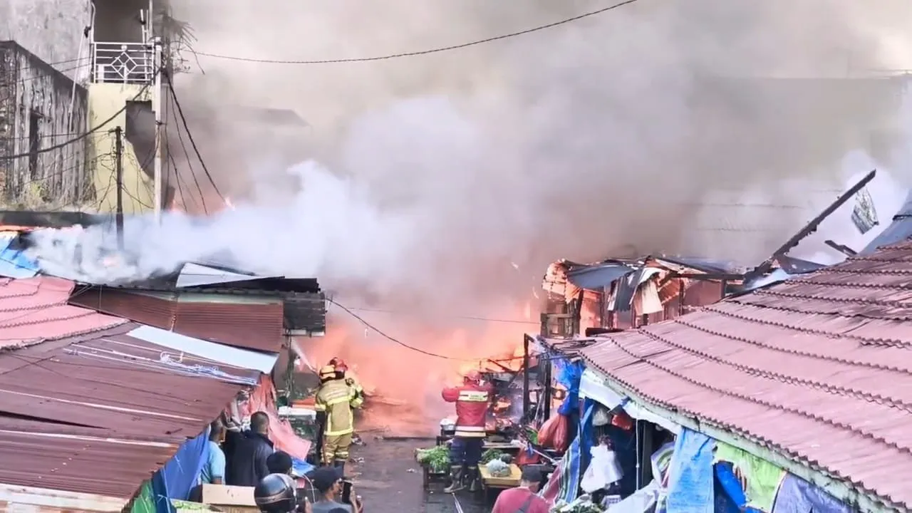 Kebakaran Hebat Pasar Sepinggan Balikpapan, Belasan Kios Kayu Hangus Dilalap Api