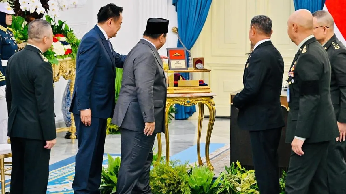 Kritik di Balik Medali Militer Thailand dan Baret Merah Prabowo Subianto
